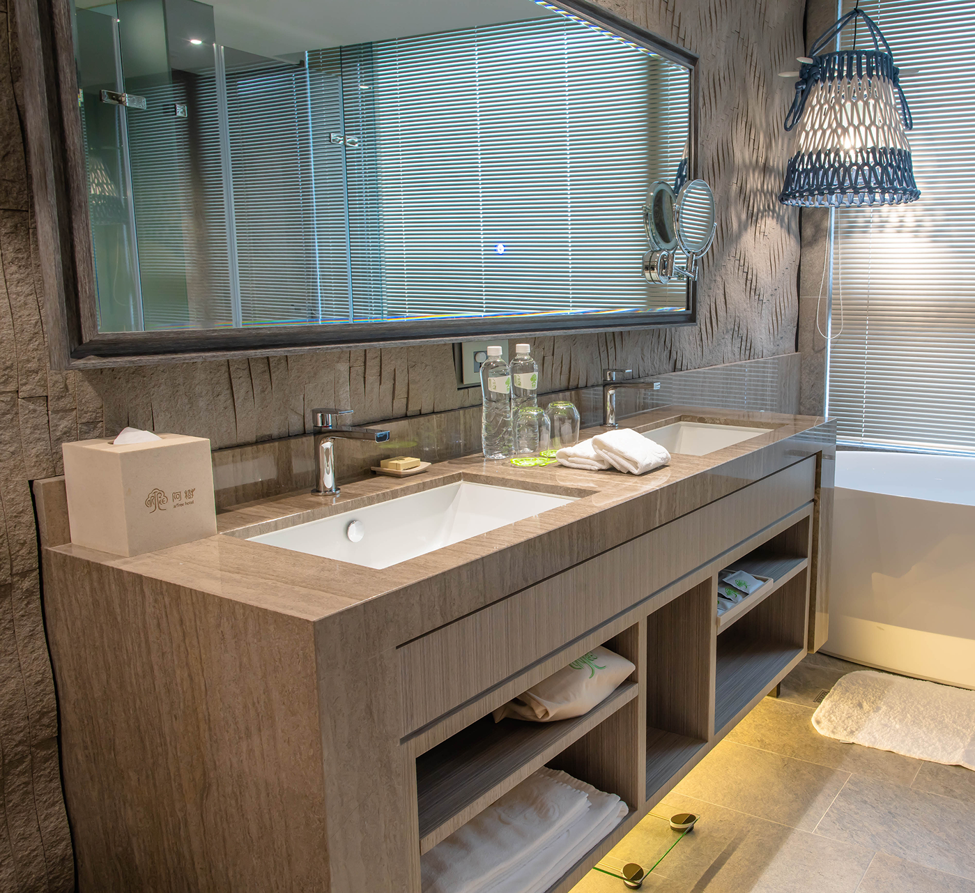 雙面盆及單體浴缸，Gessi龍頭